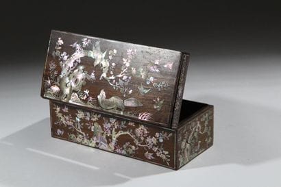 CHINA - 20th century 
Wooden glove box decorated...