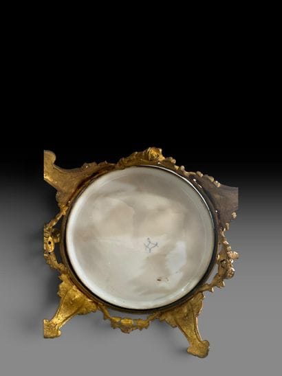 Coupe en porcelaine, monture en bronze doré...
