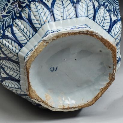 DELFT, XIXème 
Paire de pots couverts en...