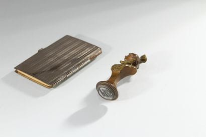Cachet en bronze patiné vert et brun figurant...
