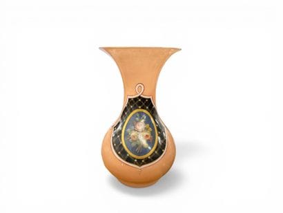 Vase cornet en verre opalin teinté rose à...