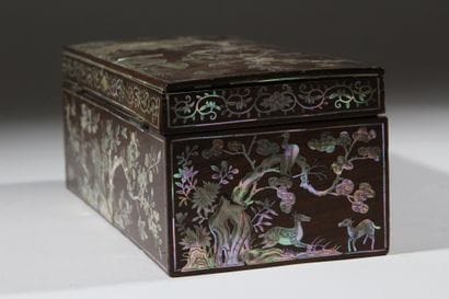 CHINA - 20th century 
Wooden glove box decorated...