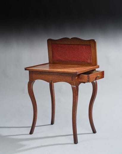 Table à écrire à écran en bois et pieds cambrés....