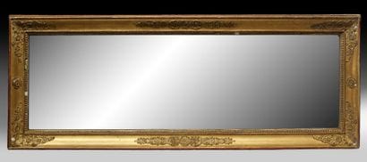 Miroir en bois mouluré, sculpté et doré à...