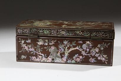 CHINA - 20th century 
Wooden glove box decorated...