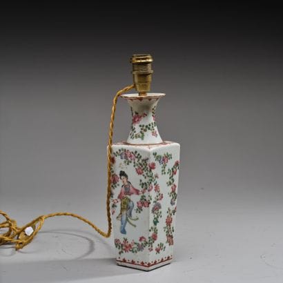 CHINA - 20th century
Porcelain baluster vase...