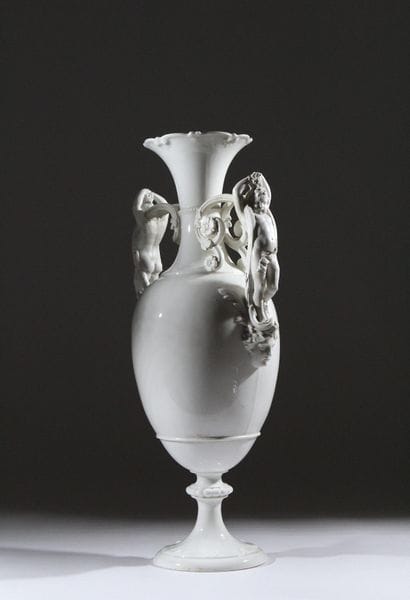H & CIE - PARIS
Baluster vase on a pedestal,...