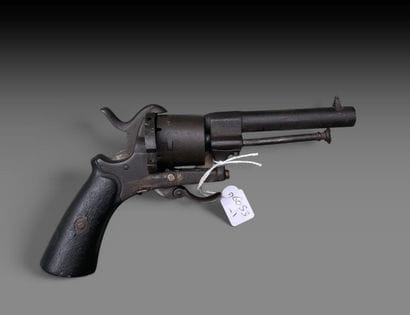 Revolver à broche vers 1870

Larg. : 20 cm....