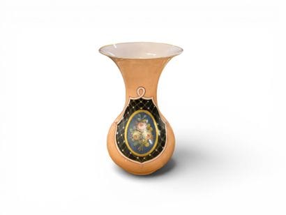 Vase cornet en verre opalin teinté rose à...
