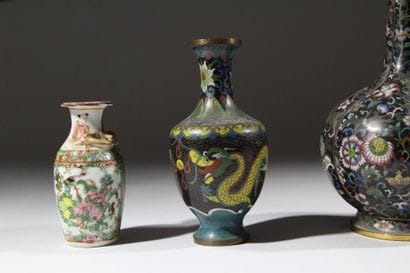 CHINE - XXème 
Paire de vases en émaux cloisonnés...