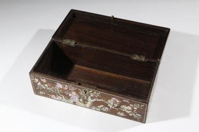 CHINA - 20th century 
Wooden glove box decorated...