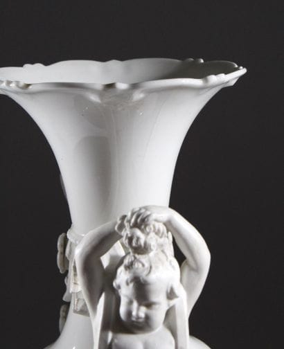 H & CIE - PARIS
Baluster vase on a pedestal,...