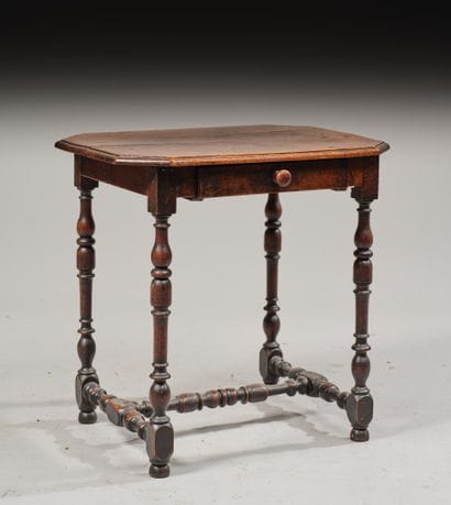 Petite table à écrire en bois mouluré et...