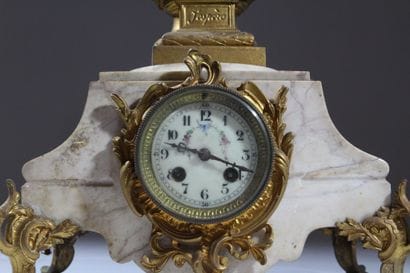 Four-legged marble and gilded metal clock...