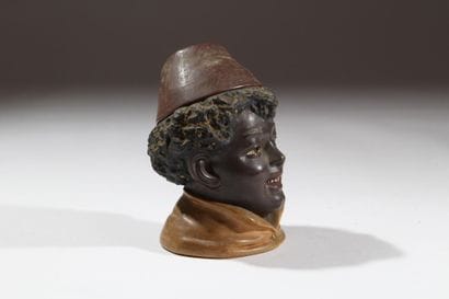 Tabatière en faïence émaillée figurant un...