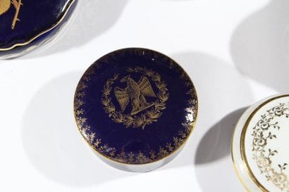 LIMOGES
Réunion de quatre boîtes en porcelaine...