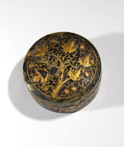 Round lacquered and gilded wooden box decorated...