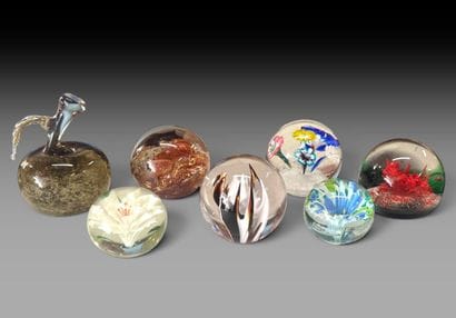 Suite de sept boules presse papier en verre...