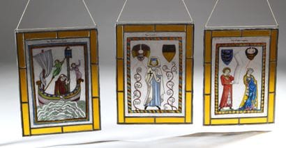 Réunion de trois vitraux à suspendre à décor...