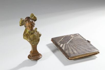 Cachet en bronze patiné vert et brun figurant...