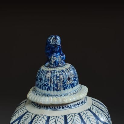 DELFT, XIXème 
Paire de pots couverts en...