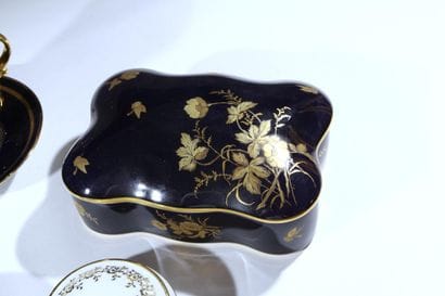 LIMOGES
Réunion de quatre boîtes en porcelaine...