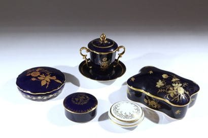 LIMOGES
Réunion de quatre boîtes en porcelaine...