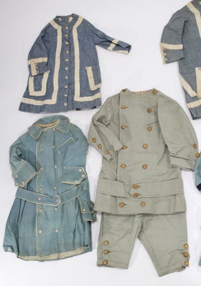 8 vêtements d'enfants circa 1920 / 1940
comprenant...