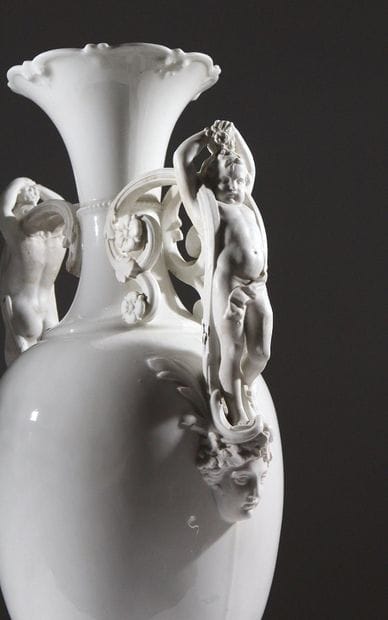 H & CIE - PARIS
Baluster vase on a pedestal,...