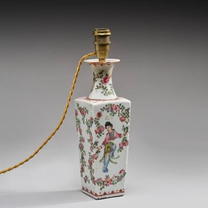 CHINA - 20th century
Porcelain baluster vase...