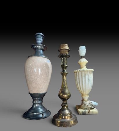 Réunion de trois lampes de forme balustre,...