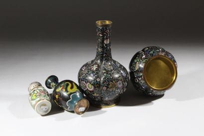 CHINE - XXème 
Paire de vases en émaux cloisonnés...