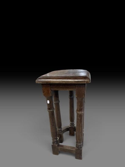 Tabouret formant sellette de forme semi circulaire...