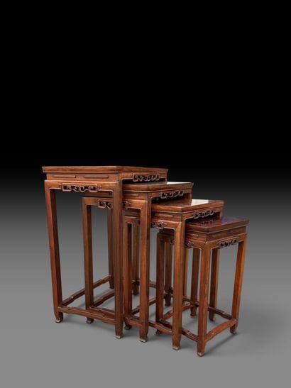 CHINE - XXème
Suite de quatre tables gigognes...