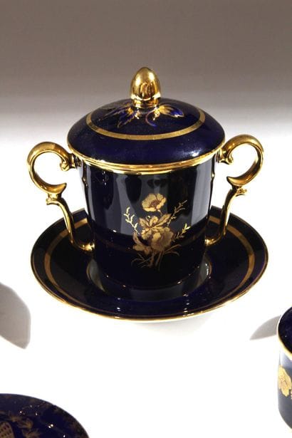 LIMOGES
Réunion de quatre boîtes en porcelaine...