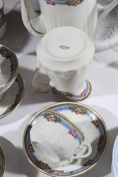 LIMOGES
Partie de service à café en porcelaine...