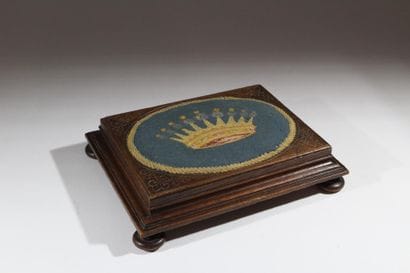 Petit tabouret de pied brodé d'une couronne...