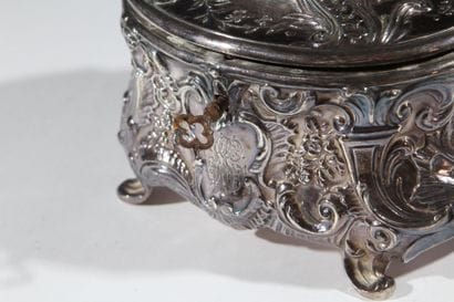 A 6-piece set in Silver plated metal consisting...