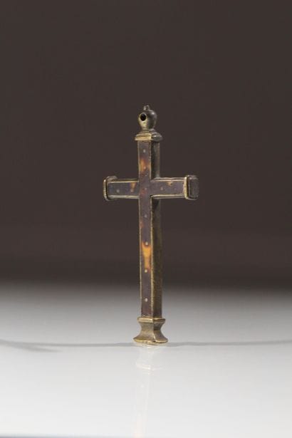 TRAVAIL FRANCAIS - XVIIIEME
Croix en laiton...