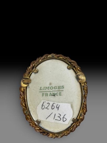 LIMOGES FRANCE
Portrait d’une élégante à...