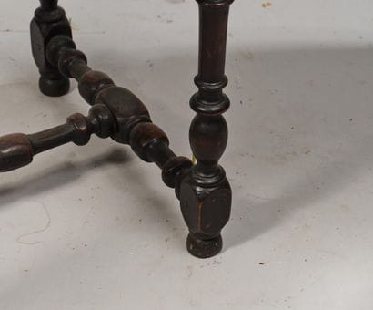 Petite table à écrire en bois mouluré et...