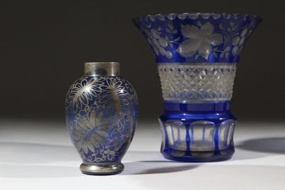 BOHÈME 
Réunion de quatre vases en cristal...