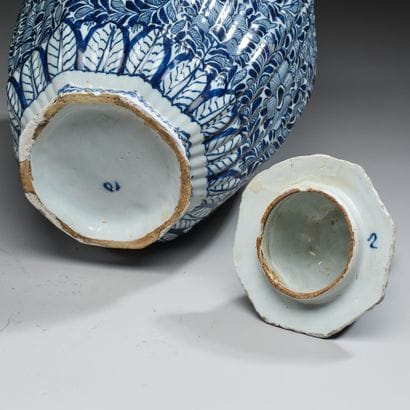 DELFT, XIXème 
Paire de pots couverts en...