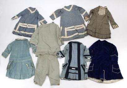 8 vêtements d'enfants circa 1920 / 1940
comprenant...