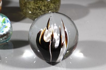 Suite de sept boules presse papier en verre...