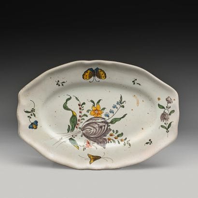 Plat ovale en faïence à décor polychrome...