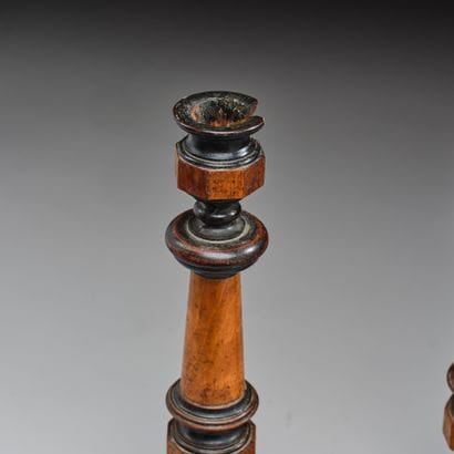 Paire de flambeaux en bois tourné et bois...