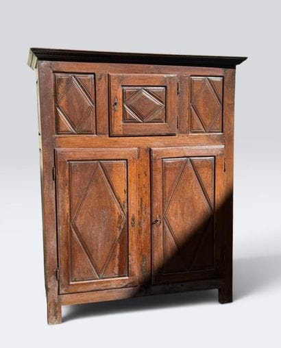 Armoire en chêne mouluré à corniche sculptée...