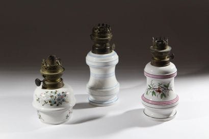 Réunion de trois lampes à pétrole à réservoirs...