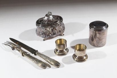 A 6-piece set in Silver plated metal consisting...
